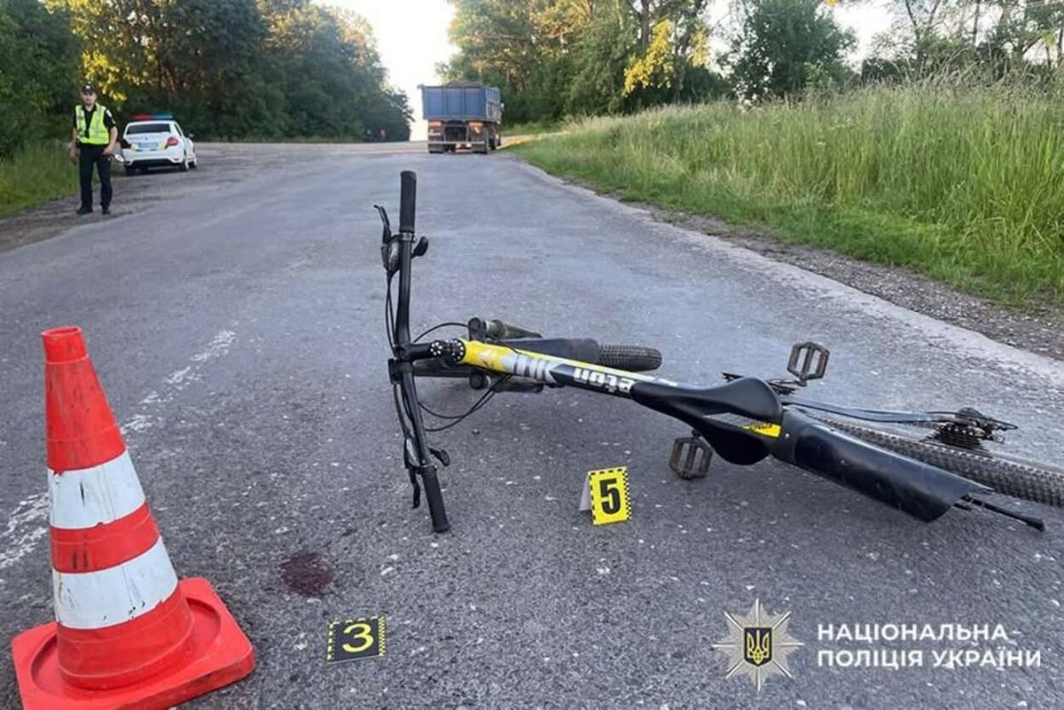 Унаслідок зіткнення з КамАЗом на Хмельниччині загинув велосипедист