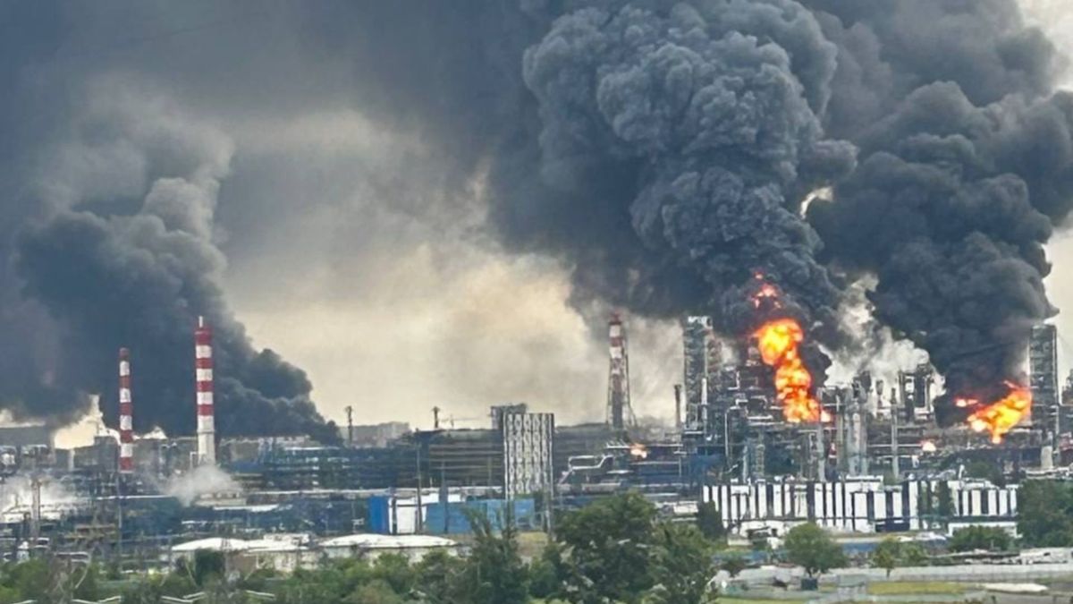 Дрони повторно уразили найбільший НПЗ Москви, там зайнялася масштабна пожежа