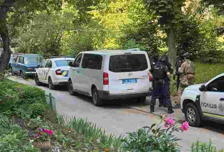 У Тернополі в квартирі забарикадувався чоловік та силоміць утримував співмешканку