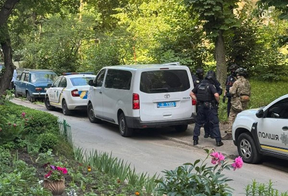 У Тернополі в квартирі забарикадувався чоловік та силоміць утримував співмешканку