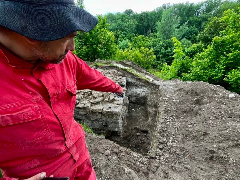 Павло Нечитайло показує розкопану ділянку