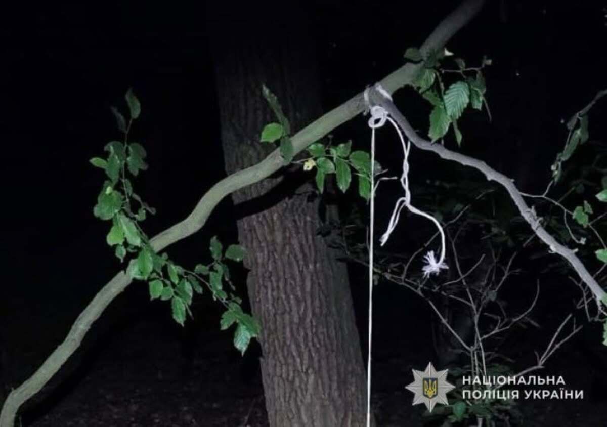 На Львівщині чоловік повісив собаку сусідки в лісі