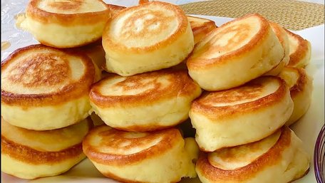 Пухкі оладки з грушею. Рецепт дня