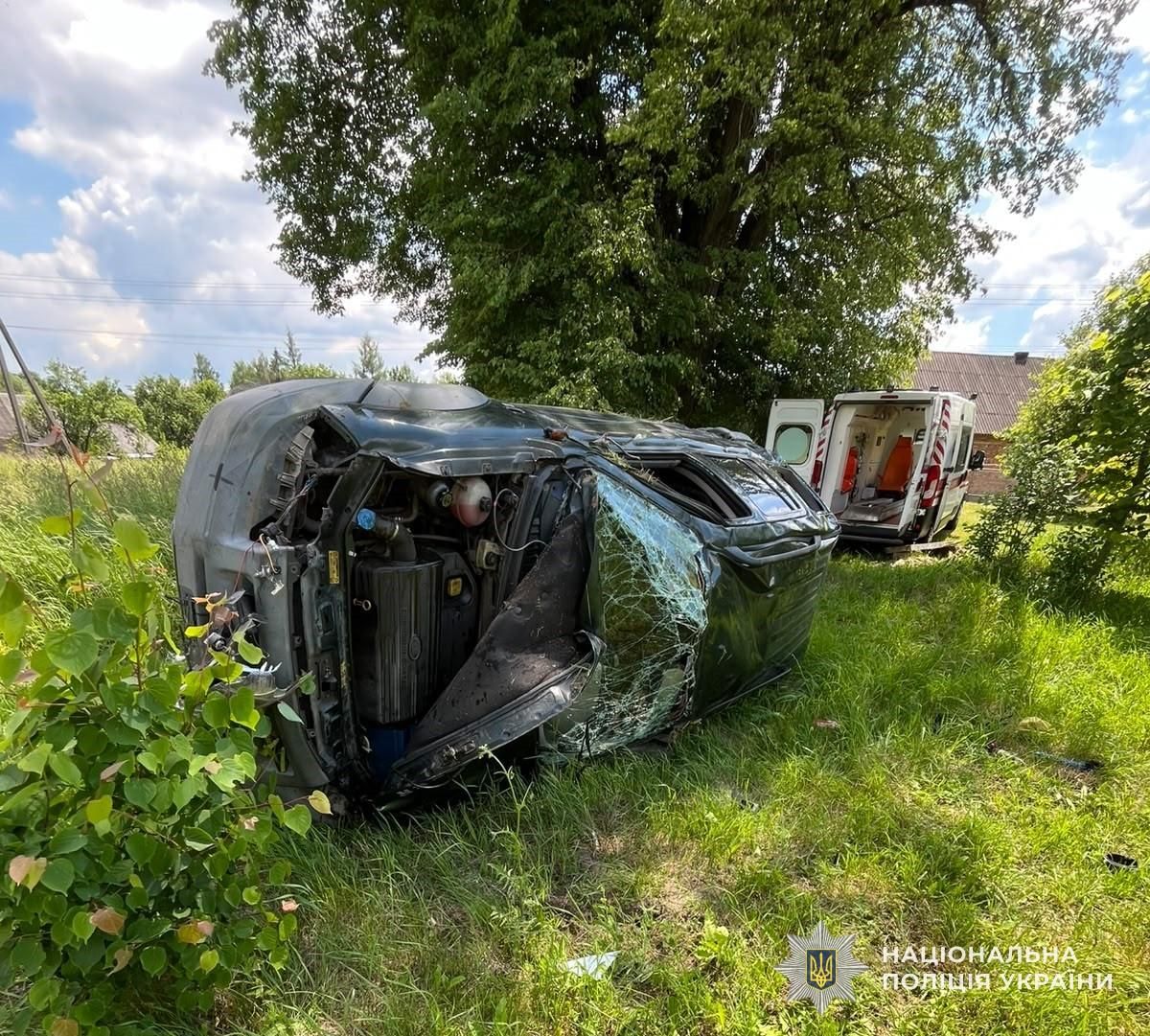 На Самбірщині перекинувся Land Rover, водій помер у реанімації