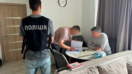 Ексміністру культури оголосили підозру за сприяння виїзду чоловіків під виглядом музикантів
