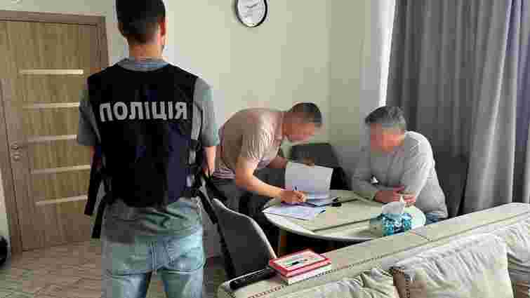 Ексміністру культури оголосили підозру за сприяння виїзду чоловіків під виглядом музикантів