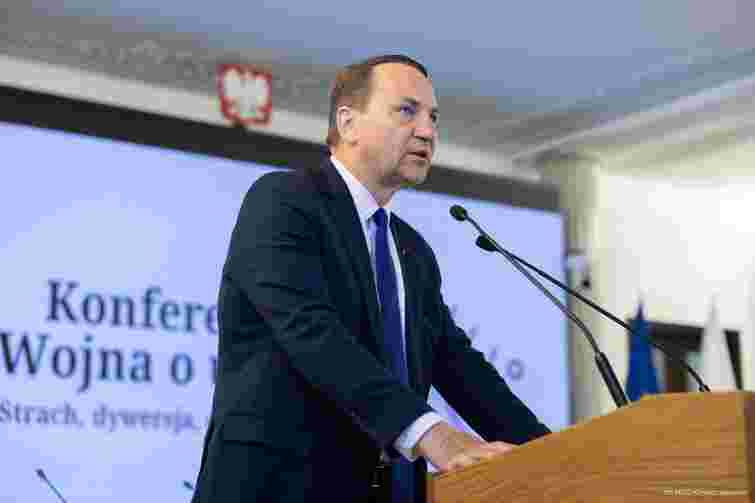 Сікорський прокоментував реакцію РФ на рішення Польщі позбавити Зеленського найвищої нагороди 