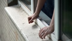 25-річна мешканка Хмельницького вижила після падіння з багатоповерхівки 