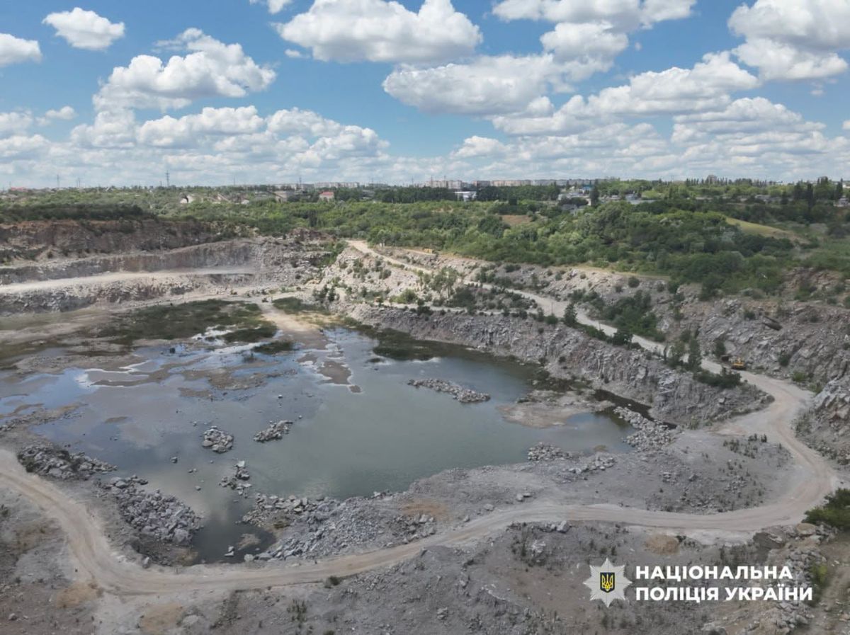 Посадовцю з Кіровоградщини оголосили підозру в незаконному видобутку граніту на 1,2 млрд грн