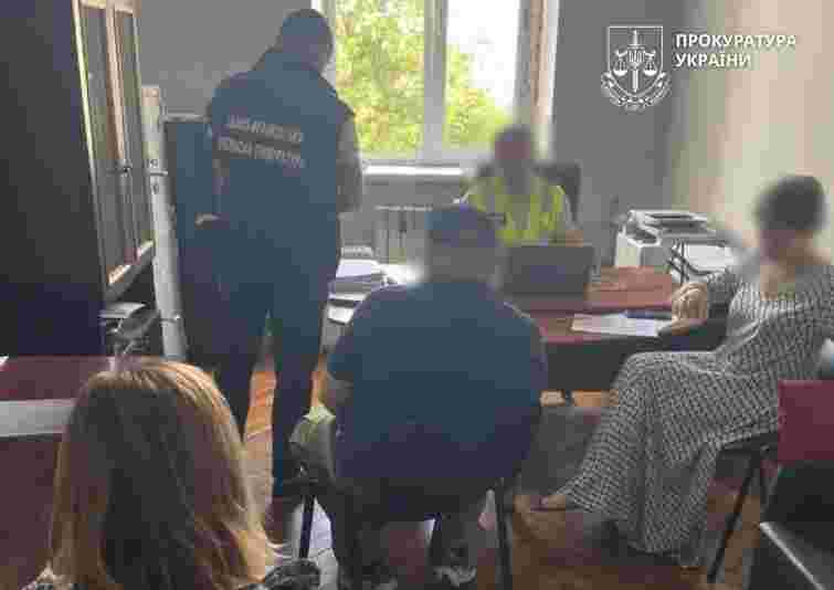 Екскерівника Івано-Франківського облавтодору арештували за схему з корисними копалинами