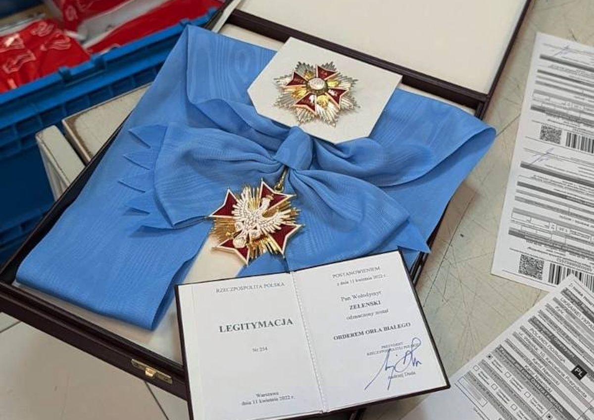 Канцелярія президента Польщі отримала надісланий Зеленським орден Білого Орла