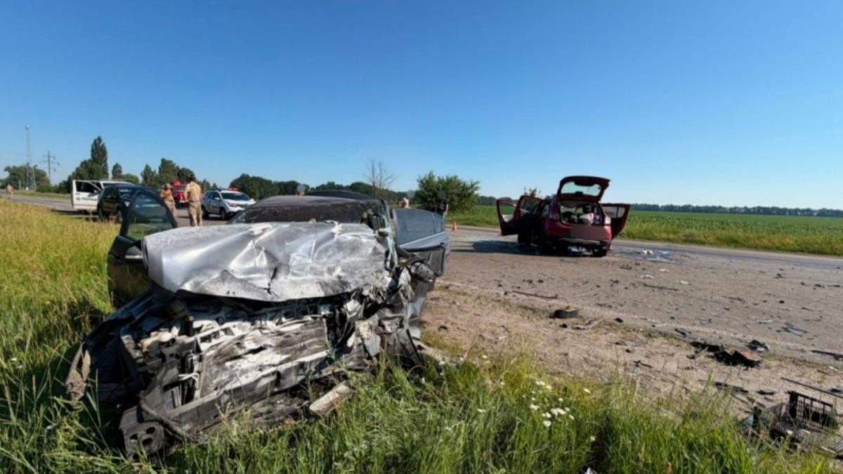 На Київщині у лобовому зіткненні авто загинули пʼятеро людей