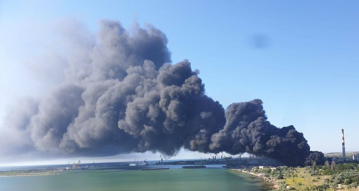 У Криму після нічної атаки зайнялися масштабні пожежі