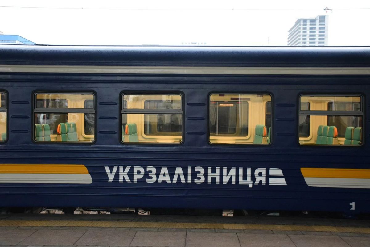 «Укрзалізниця» на літо змінила графік руху низки приміських поїздів на Хмельниччині