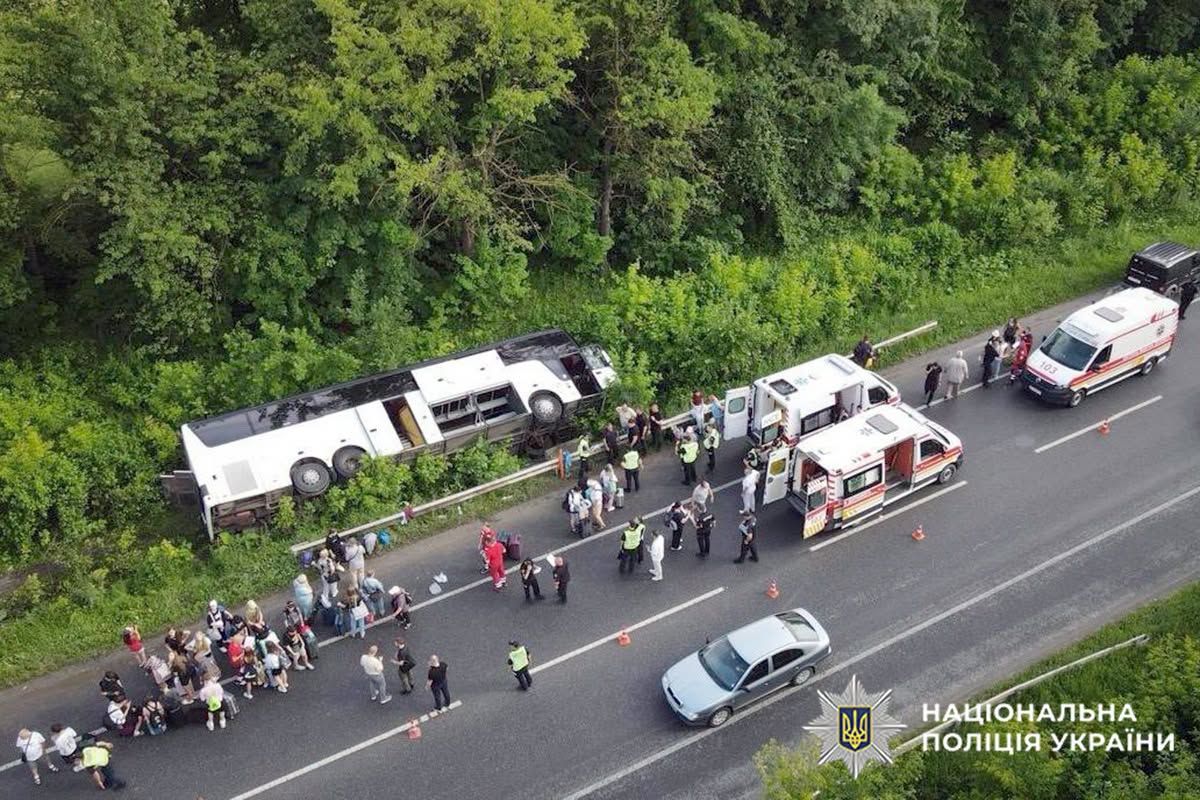 Туристичний автобус із 55 людьми перекинувся неподалік Кам’янця-Подільського