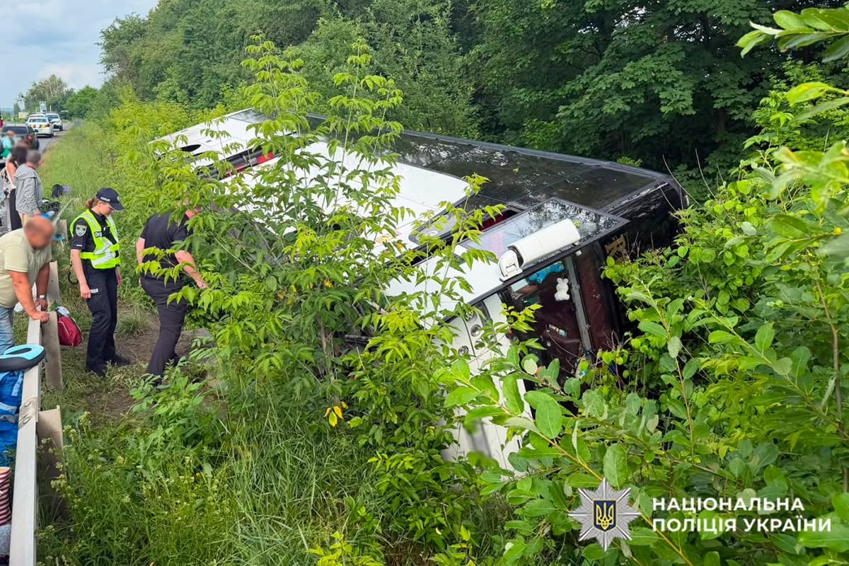 На момент аварії в салоні перебували 54 пасажири та змінний водій (фото поліції)