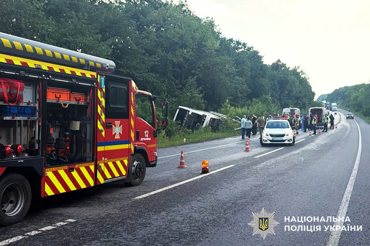 На момент аварії в салоні перебували 54 пасажири та змінний водій (фото поліції)