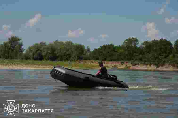 Рятувальники дістали з річки тіло зниклого на Закарпатті 10-річного хлопчика