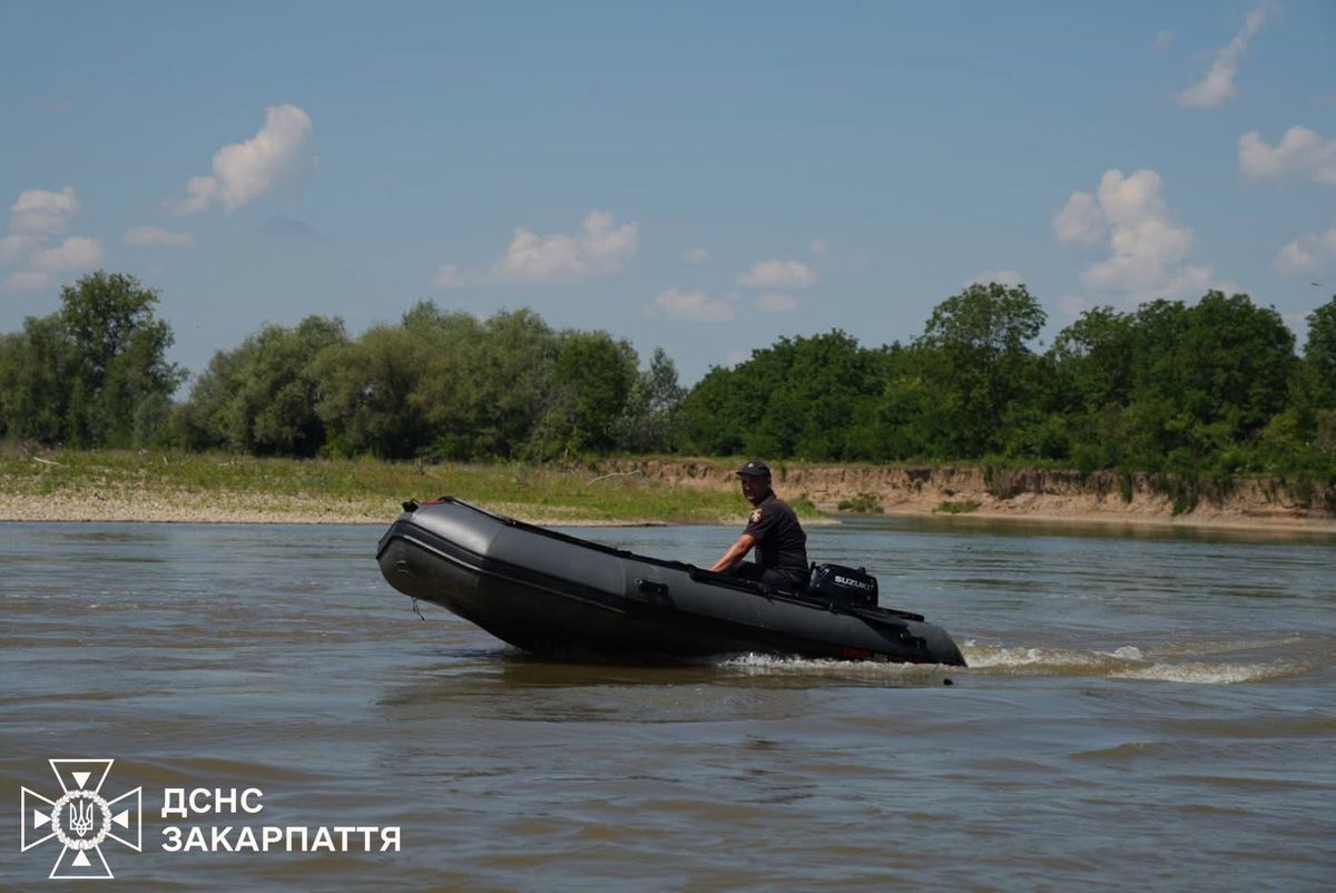 Рятувальники дістали з річки тіло зниклого на Закарпатті 10-річного хлопчика