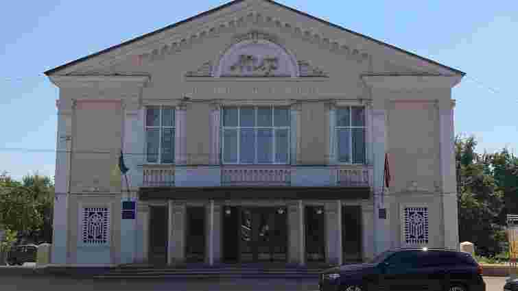 Росіяни атакували дроном кінотеатр у центрі Конотопа, є постраждалі