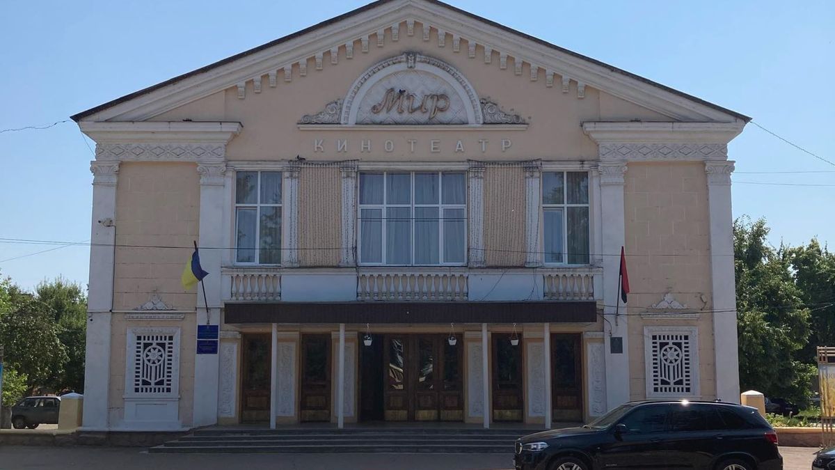 Росіяни атакували дроном кінотеатр у центрі Конотопа, є постраждалі