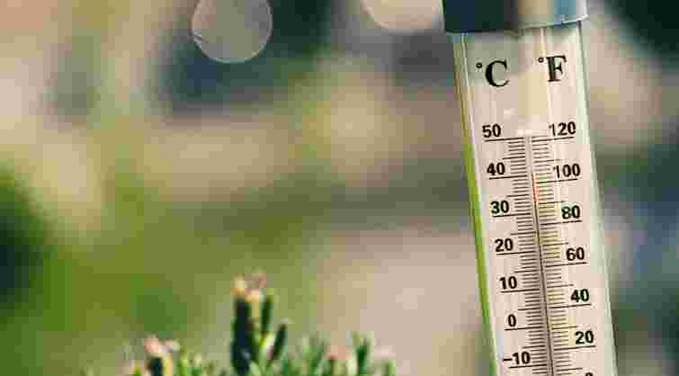 Чому вдома термометр показує +45°С, а метеостанція – лише +30°С: пояснення експертів