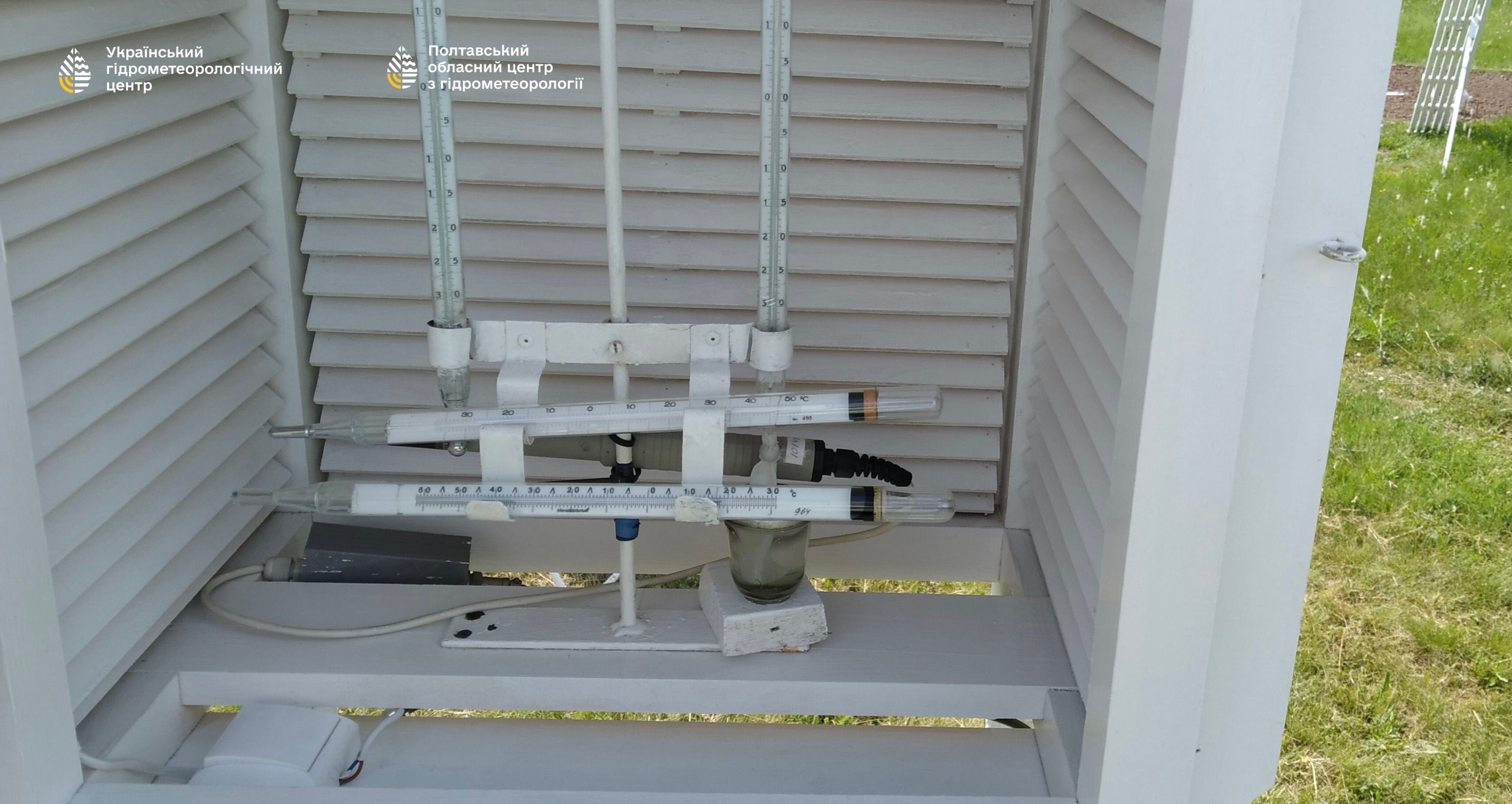 Всередині психрометричної будки розміщуються прилади для вимірювання температури та вологості повітря