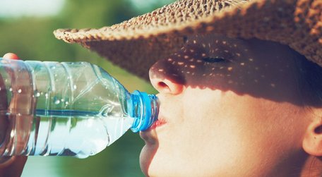 Підтримуємо водний баланс: скільки і якої води варто пити у спеку