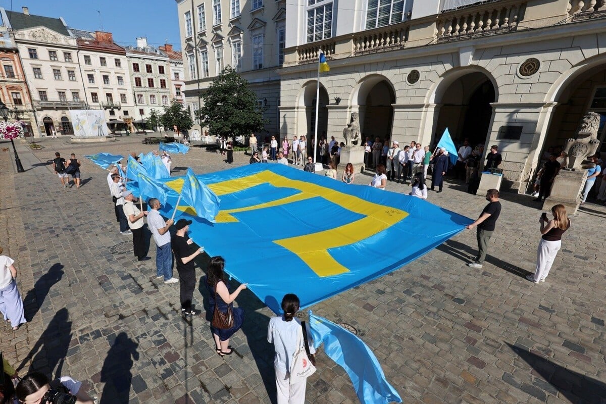 У центрі Львова підняли кримськотатарський прапор / Фото пресслужби ЛМР