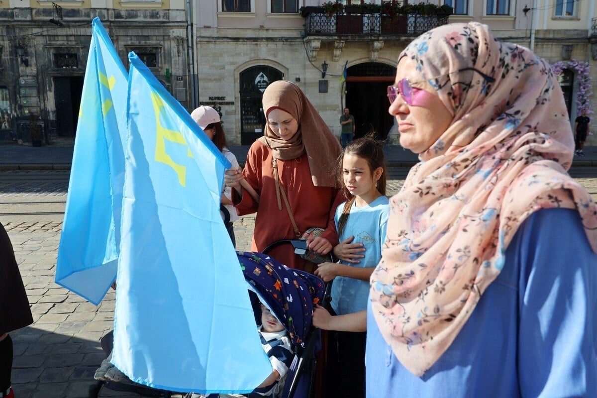 У центрі Львова підняли кримськотатарський прапор / Фото пресслужби ЛМР