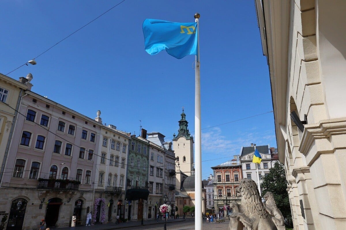У центрі Львова підняли кримськотатарський прапор / Фото пресслужби ЛМР