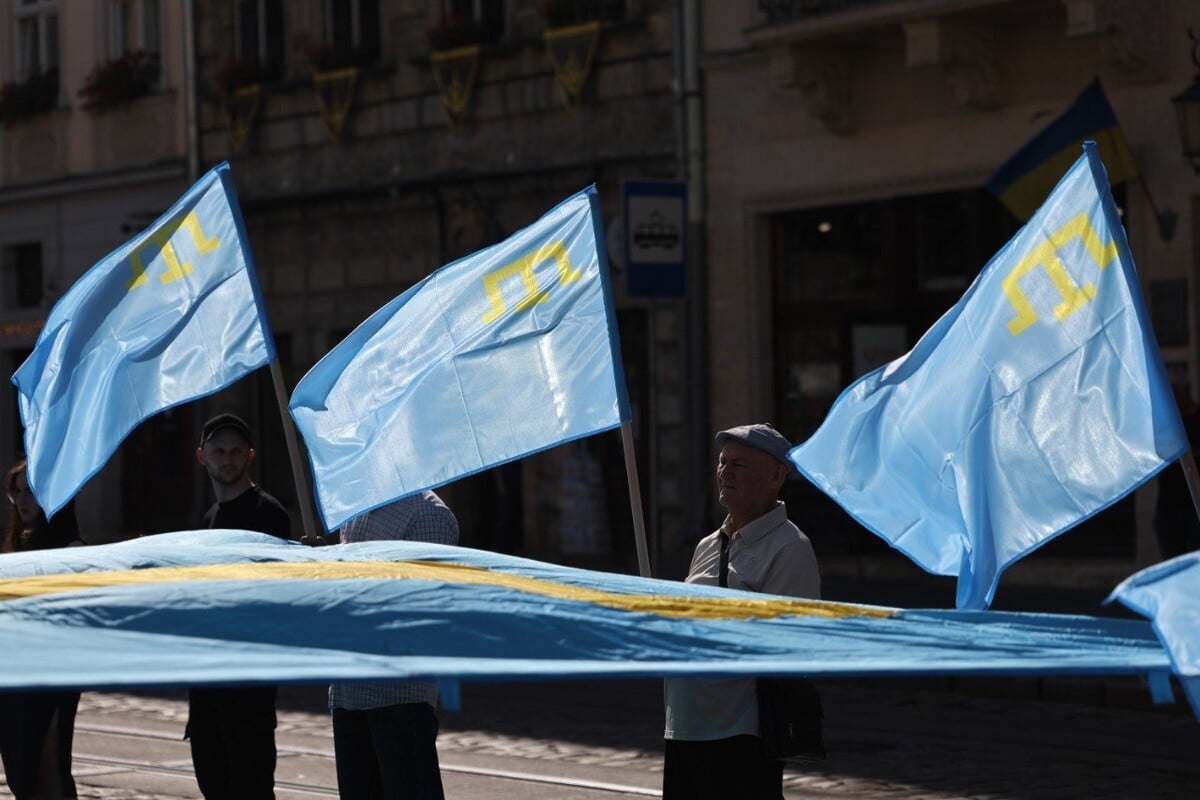 У центрі Львова підняли кримськотатарський прапор / Фото пресслужби ЛМР