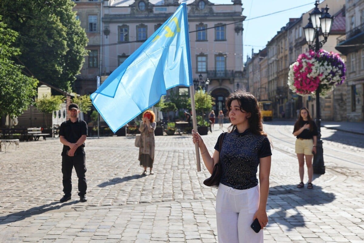 У центрі Львова підняли кримськотатарський прапор / Фото пресслужби ЛМР