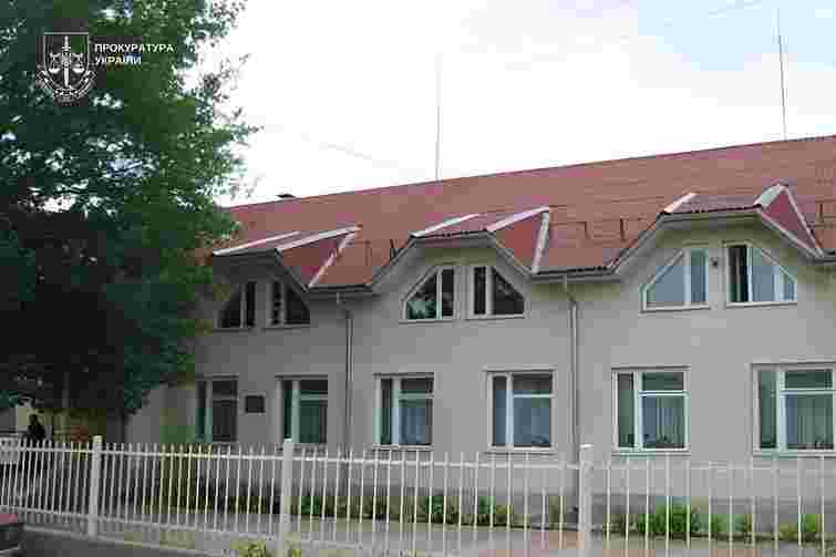 Директор школи на Закарпатті понад рік платив зарплату фіктивному працівнику