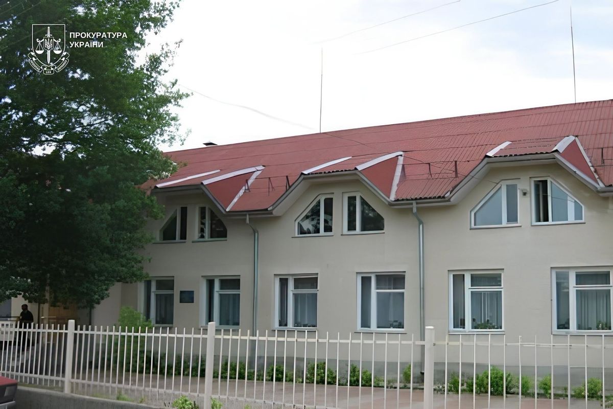 Директор школи на Закарпатті понад рік платив зарплату фіктивному працівнику
