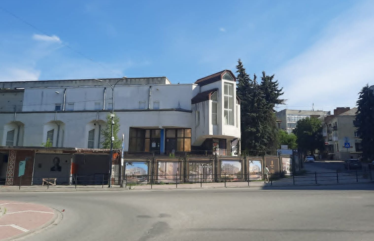 Будівля колишнього ТЦ «Гранд» занепадає