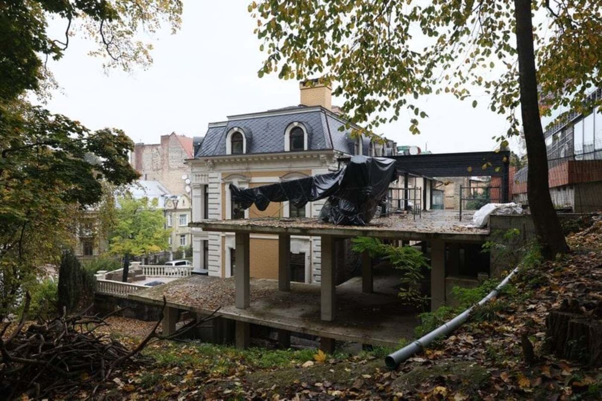 Суд зобов’язав знести триповерховий самобуд біля Стрийського парку