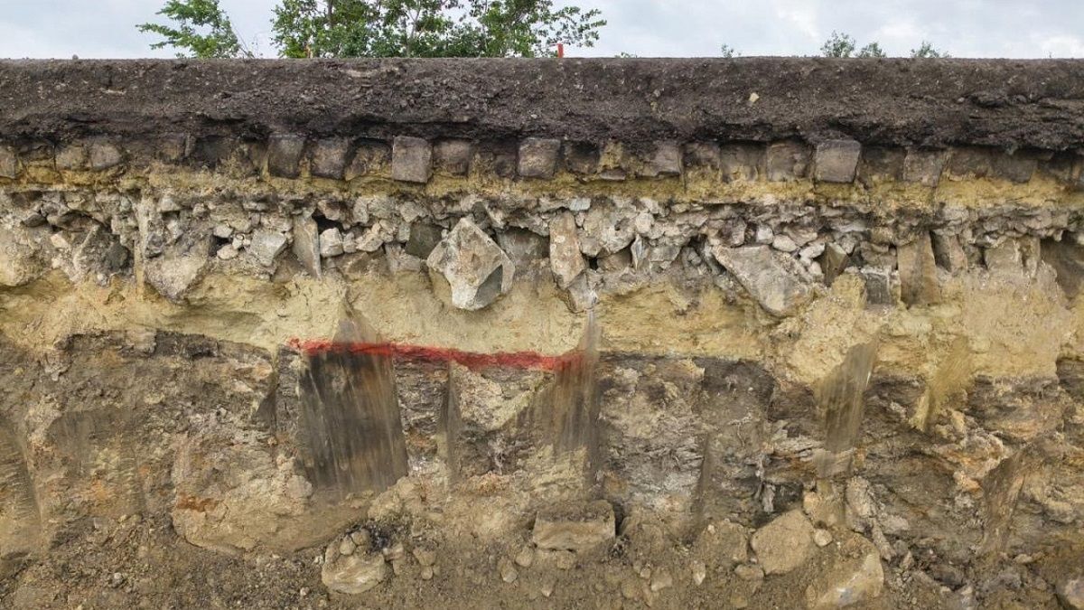 На трасі біля Львова під шаром асфальту виявили сторічну базальтову бруківку