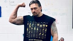 Олександр Усик раптово відмовився від усіх чемпіонських поясів