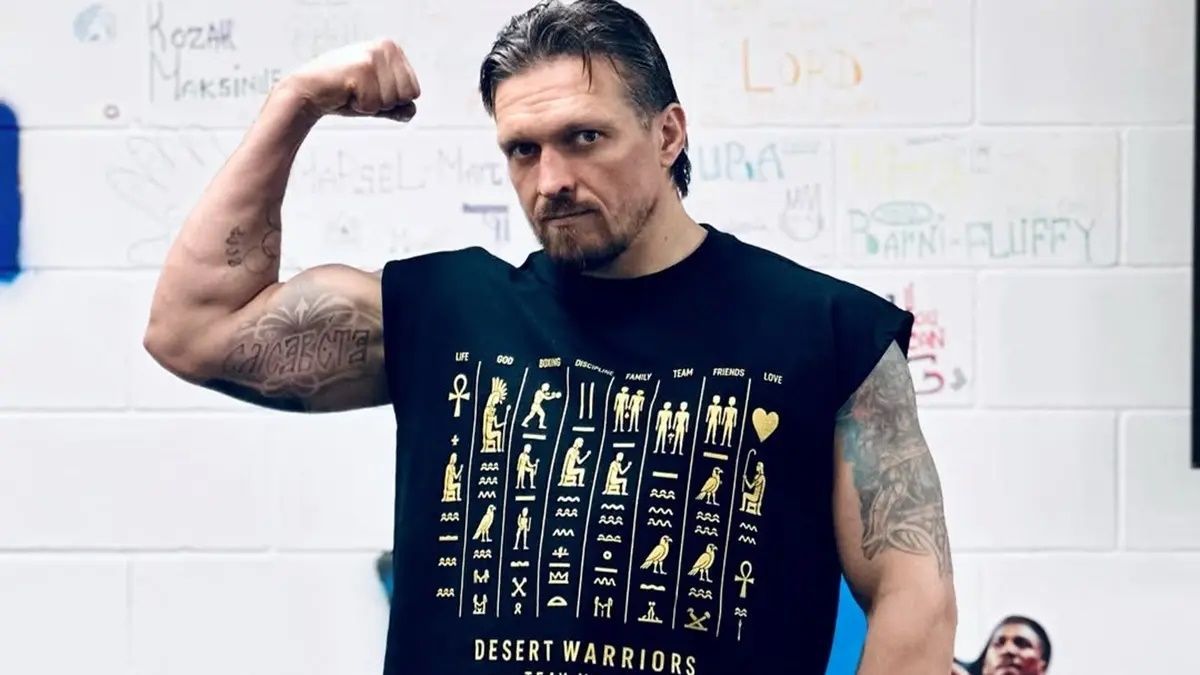Олександр Усик раптово відмовився від усіх чемпіонських поясів