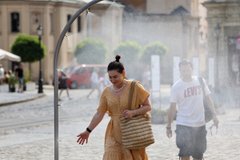 У центрі Львова встановили розпилювачі води для охолодження у спеку