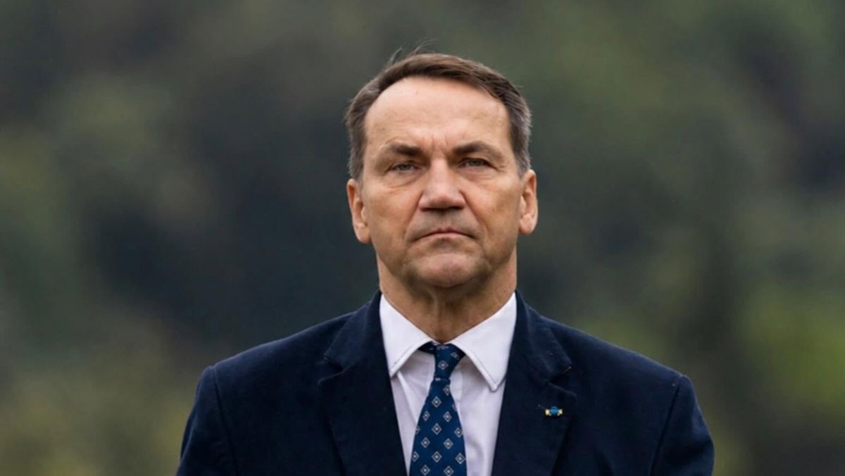 Сікорський назвав «неадекватним» рішення президента Польщі позбавити Зеленського ордена