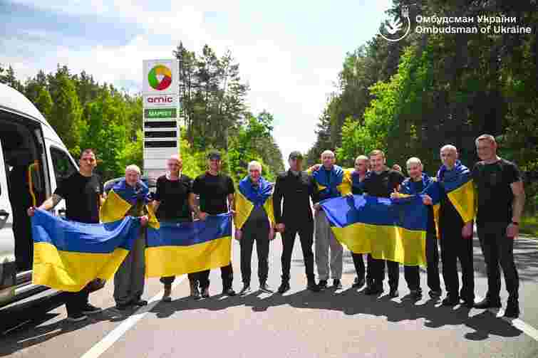 Україна повернула сімох незаконно утримуваних у Росії цивільних