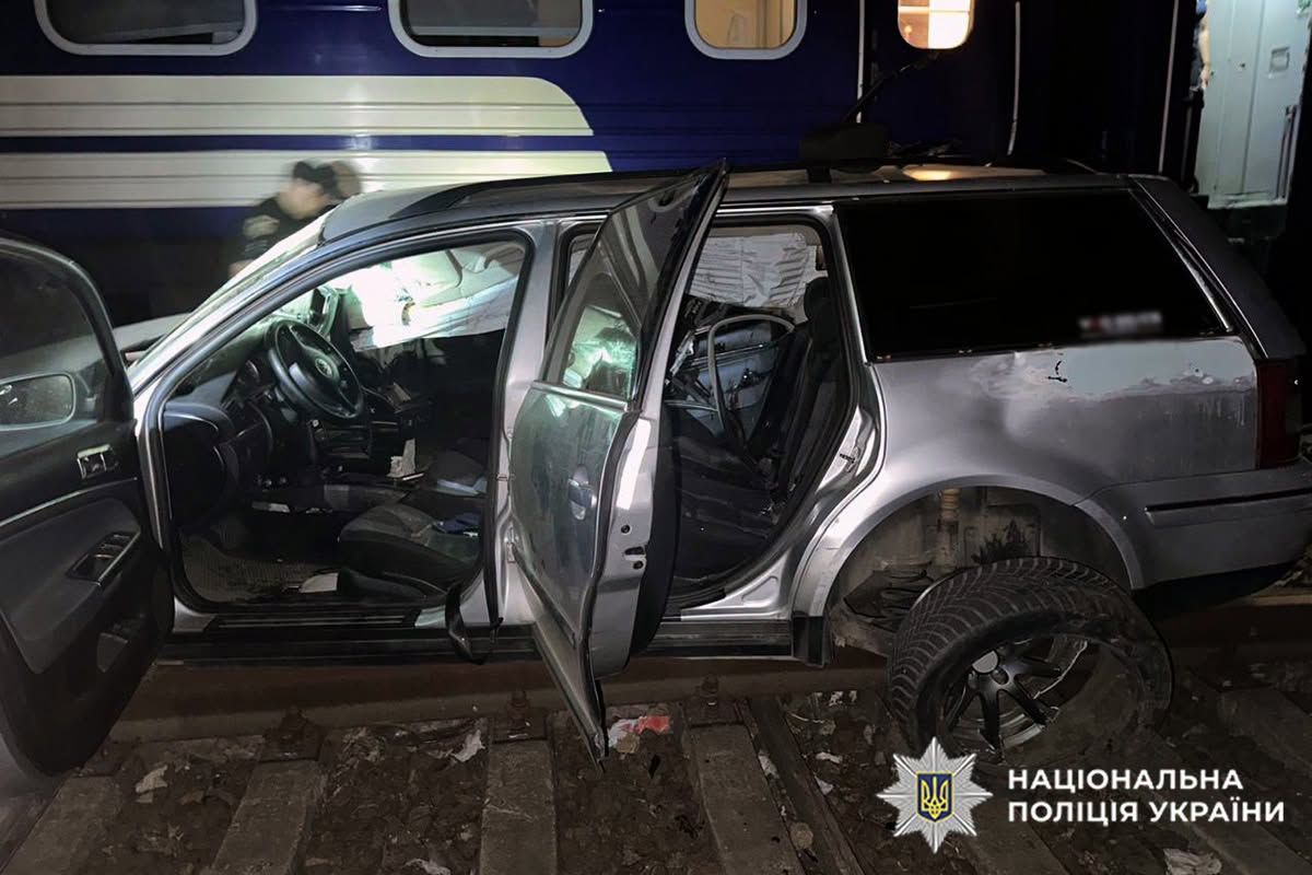 Легковик врізався в пасажирський потяг у Хмельницькому, є загиблі та травмовані