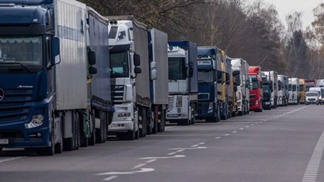 Через спеку Румунія обмежила в’їзд вантажівок із України