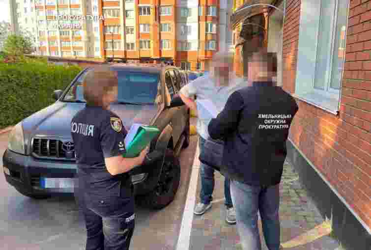 Адвоката, посадовця міськради та керівницю ЦНАПу підозрюють у земельній афері на Хмельниччині