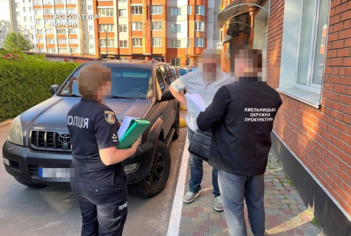 Адвоката, посадовця міськради та керівницю ЦНАПу підозрюють у земельній афері на Хмельниччині