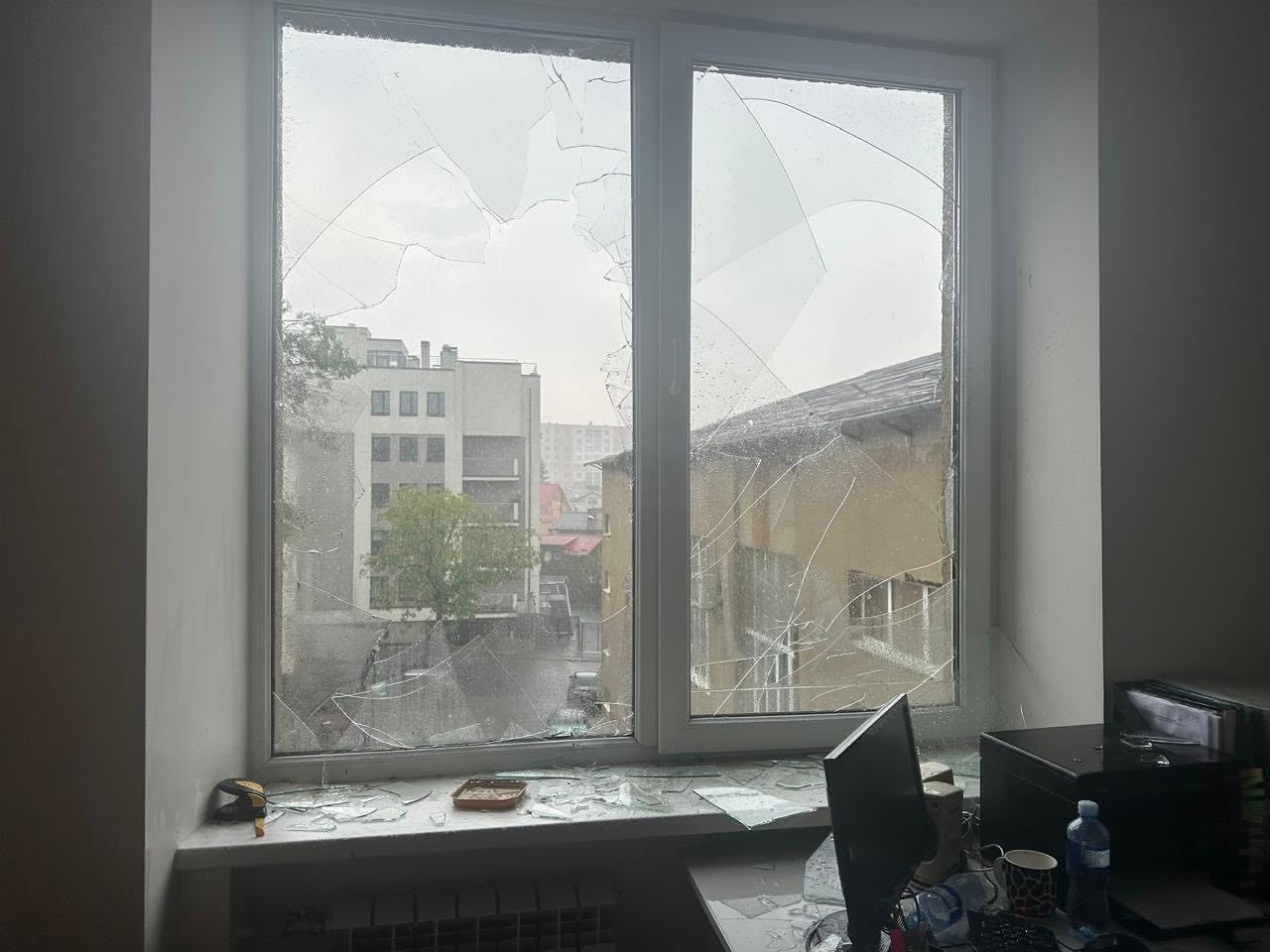 Фото Андрія Москаленка. Від сильного вітру знесло частину даху Шевченківської адміністрації та побило вікна в будівлі