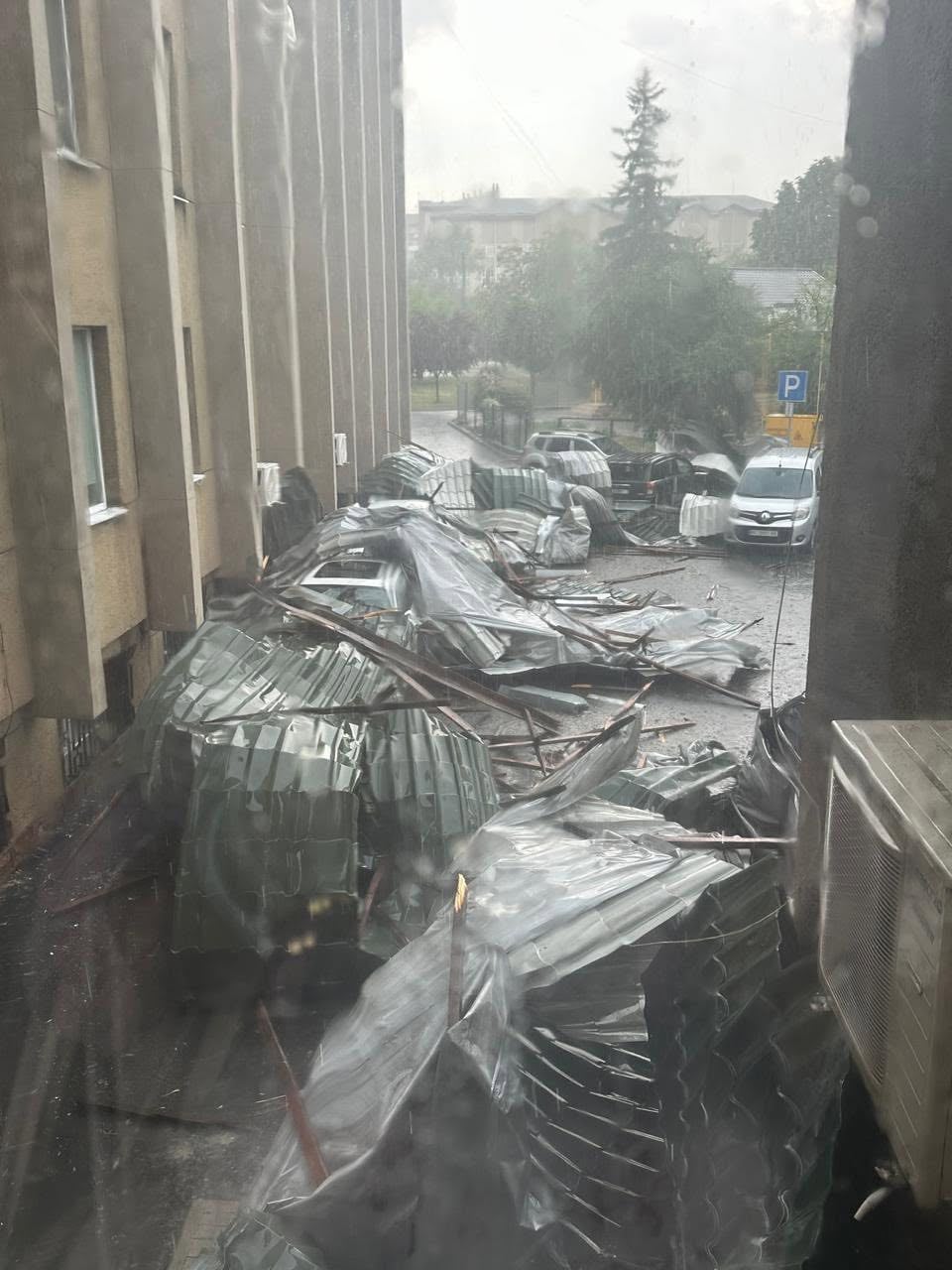 Фото Андрія Москаленка. Від сильного вітру знесло частину даху Шевченківської адміністрації та побило вікна в будівлі