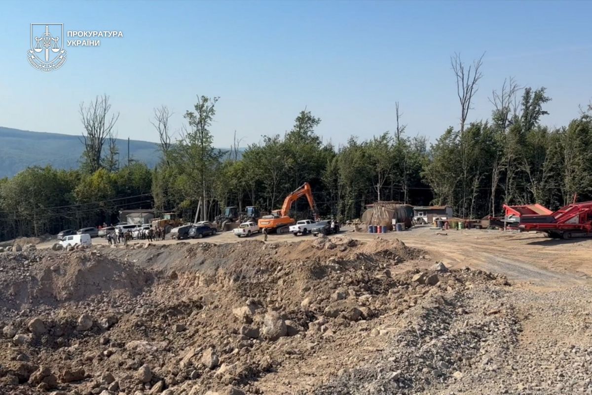 Правоохоронці провели масштабні обшуки на найбільшому андезитовому кар'єрі Закарпаття